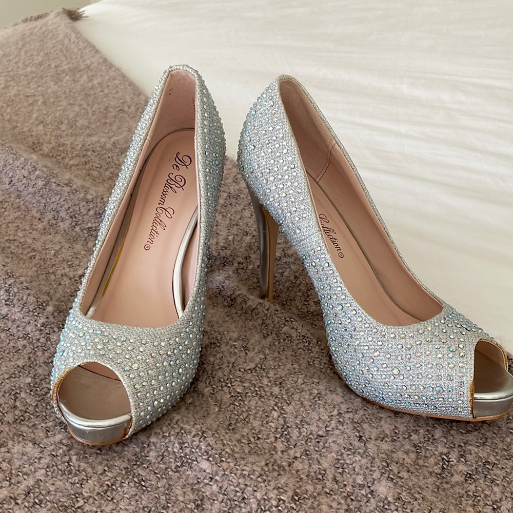 Silver Sparkly 4” High heels. Size 8.